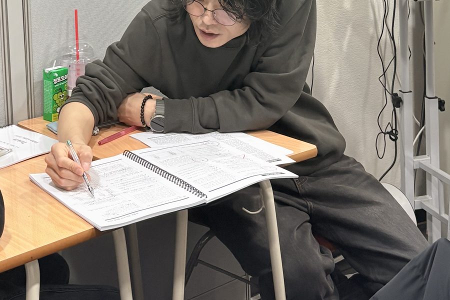 원장이 설명하며 교재에 근거 줄을 긋는 모습