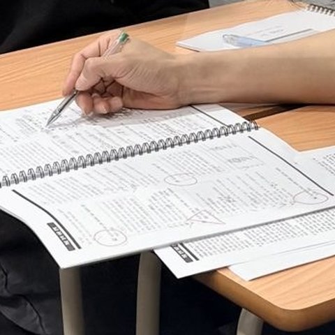 동그라미 · 체크로 첨삭한 문제지